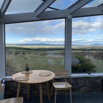 SkyScape - Dining table to enjoy your meal with a side of views - Bed & Breakfast Near Me - Ben Ohau, CAN