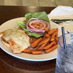 2 Creeks Bar & Grill