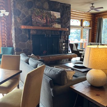 Overlander Mountain Lodge - Real Fireplace - Hotels Near Me - Hinton, Alberta