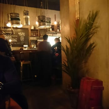 Tugg Burgers - Avlång lokal med mer grova bänkar än regelrätta bord. - American Near Me - Göteborg, O