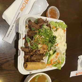 Pho Che - 37. BBQ Beef with Spring Roll WHY IS THERE DRESSING - Vietnamese Near Me - Flushing, New York