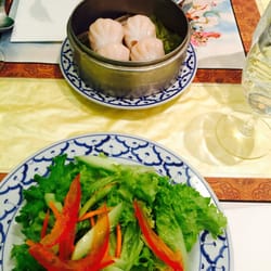 La Feuille de Banane - Simple salade thaïlandaise à la sauce relevée et assortiment vapeur aux crevettes
