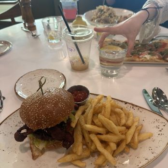 Grapefruit Basil Restaurant - Brisket Burger - New American Near Me - Indian Wells, California
