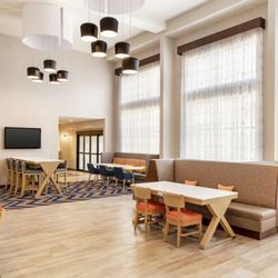 Hampton Inn & Suites Valparaiso - Breakfast Area