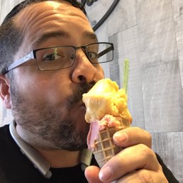 Great variety of flavors. The staff was very attentive and helpful. I had a guava & passion fruit cone. Then a lemon cup.