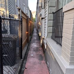 Lamothe House Hotel - Rustic alley to your accommodations