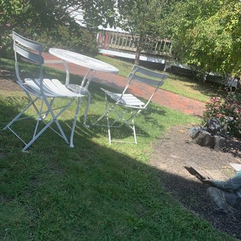 Shayna's Place - Outside seating along side of building - Juice Bars & Smoothies Near Me - Wickford, Rhode Island Shayna's Place - Outside seating along side of building - Juice Bars & Smoothies Near Me - Wickford, Rhode Island