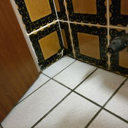 Hotel Krone - Dreckiger Boden im Bad, kaputte Fliesen...