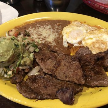 Morelia Mexican Restaurant - Carme azada con frijoles y huevo estrellado encima de cama de arroz. Acompañado de tortillas de maíz. - Mexican Near Me - Prince George, Virginia