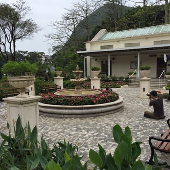 柯士甸山遊樂場 - Fountain (with an engagement shoot going on) - Parks Near Me - Hong Kong, HK