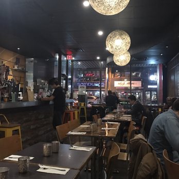 Si Lom Thai Bistro - Ample seating on weekday night. - Thai Near Me - Toronto, Ontario Si Lom Thai Bistro - Ample seating on weekday night. - Thai Near Me - Toronto, Ontario