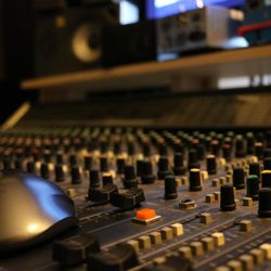 Pro Voice and Piano Lessons - Hi end studio with protools hd3