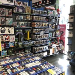 Gamestop Italy - Fully stocked!