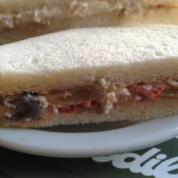 Rodilla - Merendando en Rodilla y acordandome de @frabano y nuestro sandwich favorito. #cosasdeTwitter #champiñonypiquillos