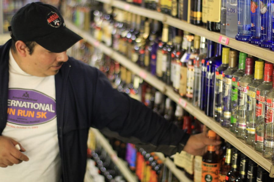 El Valle Food & Liquors Logo