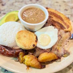 Moliendo cafe - Bandeja Paisa