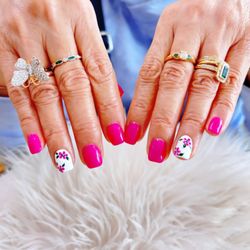 Lana's Nail Salon - Design by tida support good