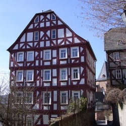 Kath. Pfarramt St. Johannes - Dahinten lugt die Kugelkirche durch die Gasse