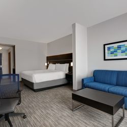 Holiday Inn Express & Suites Milwaukee - Brookfield