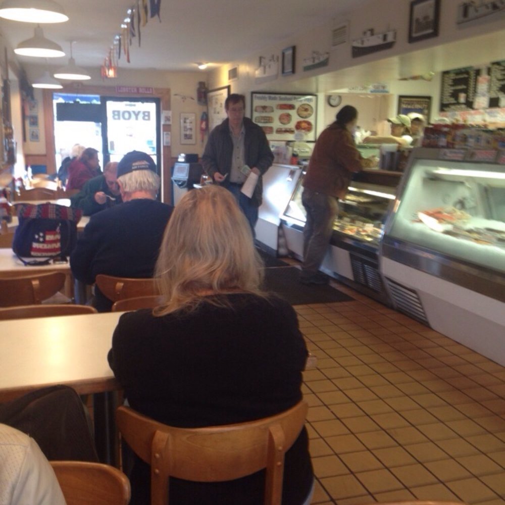 Don's Dock Seafood - seating area - Seafood Markets Near Me - Des Plaines, Illinois