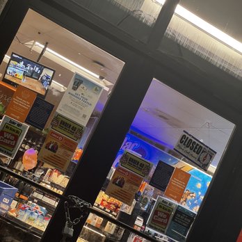 Circle K - Locked doors 10:29 pm. - Convenience Stores Near Me - Laguna Beach, California