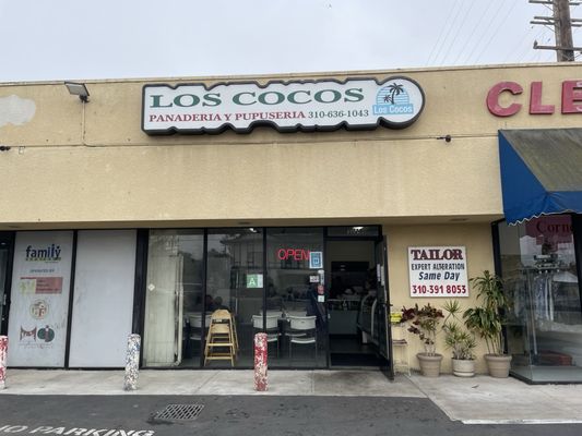 Panaderia y Pupuseria Los Cocos by null