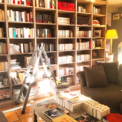 La Lune de Mougins - Bibliothèque à l'accueil
