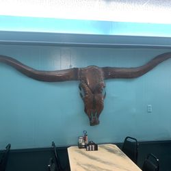 Jimmys Cafe - Awesome metal longhorn on the wall