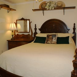 Serenity Hill Bed and Breakfast - The Heritage room is downstairs and has a queen size bed with private en-suite bath.