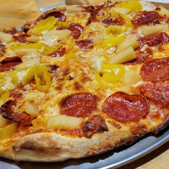 Famous Pizza & Beer - Pepperoni, nana peppers, pineapple, and garlic - Pizza Near Me - Sedona, Arizona Famous Pizza & Beer - Pepperoni, nana peppers, pineapple, and garlic - Pizza Near Me - Sedona, Arizona