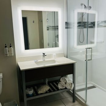 EVEN Hotel Eugene - A clean and modern bathroom - Hotels Near Me - Eugene, Oregon