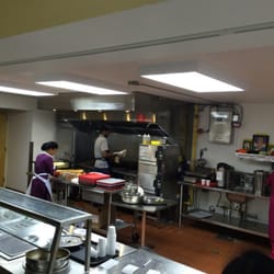 Sri Krishna Bhojana Shala - Open kitchen with the chef making dosa