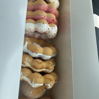 Yo Mochi - Churro, fruity pebbles, strawberry, circus animal cookie, rainbow sherbert, crème brûlée; and plain, chocolate, and ube mochi malasadas - Donuts Near Me - Henderson, Nevada Yo Mochi - Churro, fruity pebbles, strawberry, circus animal cookie, rainbow sherbert, crème brûlée; and plain, chocolate, and ube mochi malasadas - Donuts Near Me - Henderson, Nevada