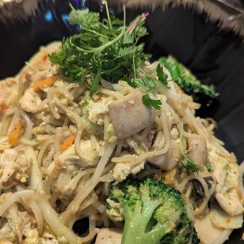 Krata - Chow Mein stir fry noodles - Thai Near Me - Harbor City, California Krata - Chow Mein stir fry noodles - Thai Near Me - Harbor City, California