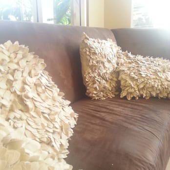 Peacock Suites - Comfy couch. - Hotels Near Me - Anaheim, California