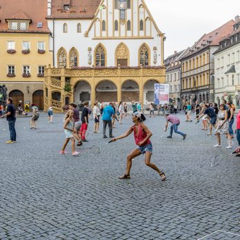 Luftmuseum - Federballflashmob - im Juli auf dem Amberger Marktplatz. - Museums Near Me - Amberg, BY