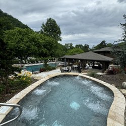 Little Arrow Outdoor Resort - Jacuzzi overlooking the pool