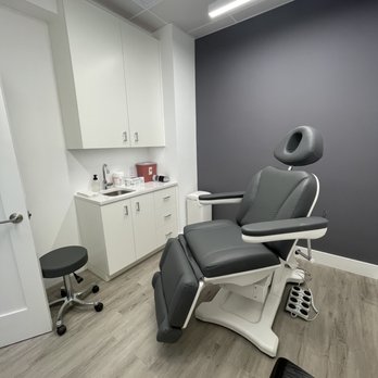 Rose Dermatology on Gramercy Park - An exam room - Dermatologists Near Me - New York, New York Rose Dermatology on Gramercy Park - An exam room - Dermatologists Near Me - New York, New York