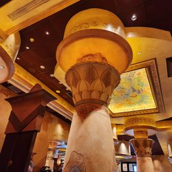 The Cheesecake Factory - Two people peeking at me!