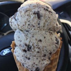Paleteria Neveria Linda Michoacana - 2 scoops cookies and cream in waffle cone - 3.75 great ice cream