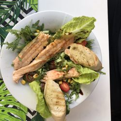 Bar Atol Petrulis Jerzy - Salat mit Lachs, schon mit Essen angefangen....