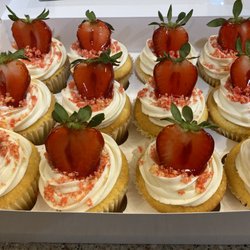 Gelights Sweet Shoppe - Strawberry Crunch Cupcakes