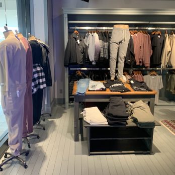 Hollister Store - Men's Clothing Near Me - Woodbridge, New Jersey Hollister Store - Men's Clothing Near Me - Woodbridge, New Jersey