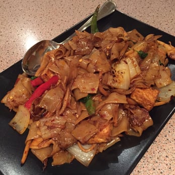 Turmeric Thai Kitchen - Drunken noodles with tofu and vegetables - Thai Near Me - La Jolla, California