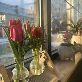 Enclave Cafe - Fresh tulips - Cafes Near Me - Cleveland, Ohio Enclave Cafe - Fresh tulips - Cafes Near Me - Cleveland, Ohio