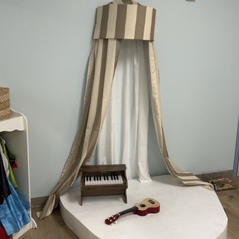 Bumble Brews Raleigh - Stage - open play area - Kids Activities Near Me - Raleigh, North Carolina