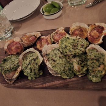 La Docena - Charbroiled Rockefellers oysters and Tabasco oysters. A meal done very well. - Seafood Near Me - Guadalajara, JAL La Docena - Charbroiled Rockefellers oysters and Tabasco oysters. A meal done very well. - Seafood Near Me - Guadalajara, JAL