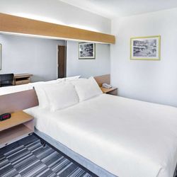 Microtel Inn & Suites by Wyndham Plattsburgh - Guest room