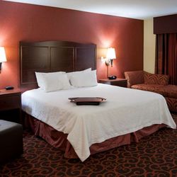Hampton Inn & Suites Watertown - Guest room
