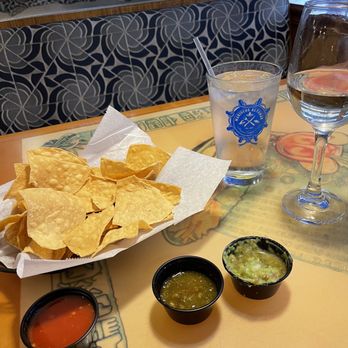 Mariscos Altamar - A quick welcoming appetizer. I ordered some guacamole. Both salsas were tasty. The wine came out really fast. - Mexican Near Me - Albuquerque, New Mexico